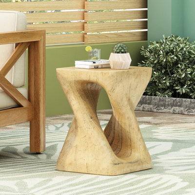 Table d'appoint torsadée couleur naturelle, texture aspect bois, résistante et polyvalente, idéale pour ranger des livres de café. Dimensions : 29,4 x 29,4 x 43,2 cm. Un meuble décoratif de petite taille, de forme originale et de couleur harmonieuse.