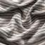 Tapis décoratif gris clair tissé à plat à la main à rayures-331957578