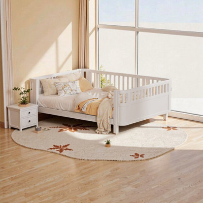 Élégant grand lit plateforme en bois blanc avec rails de sécurité pour enfants - conception discrète, durable et élégante