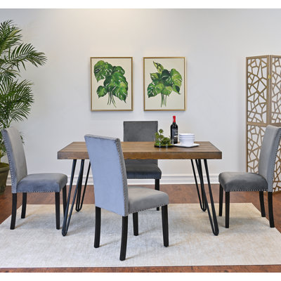 Ensemble complet de salle à manger 5 pièces avec table en épingle à cheveux et quatre chaises, idéal pour améliorer l'expérience culinaire et la décoration intérieure.