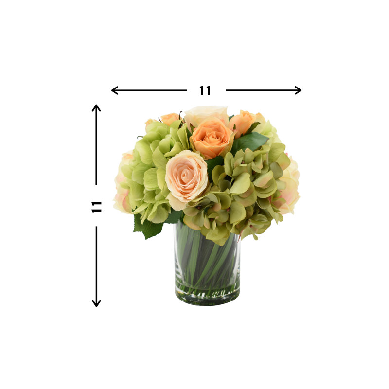 Arrangements floraux mixtes dans un vase