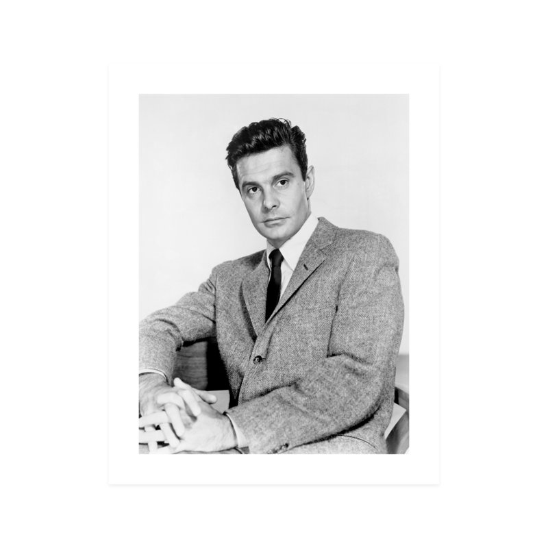 Louis Jourdan assis sur une chaise - photographie sans cadre, H 10 po x l 8 po
