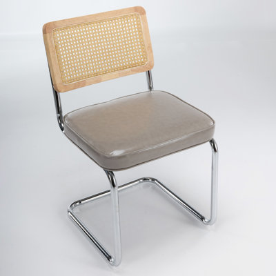 Ensemble de 2 chaises de salle à manger en rotin gris de style milieu du siècle, assise rembourrée en similicuir, structure cantilever en métal chromé, dossier tressé respirant, idéales pour la décoration intérieure.