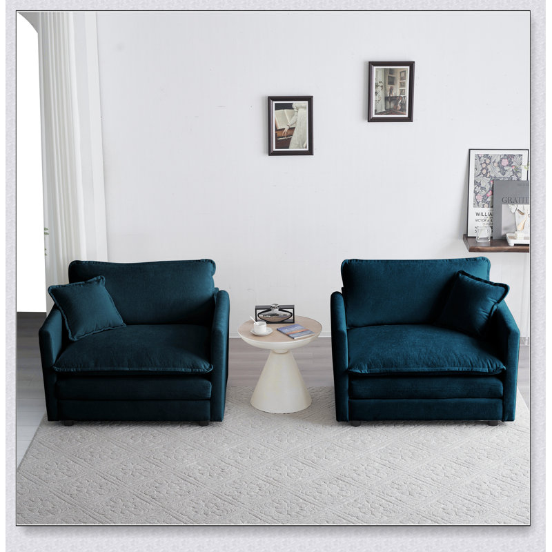 Luxueux ensemble de chaises d'appoint rembourrées en chenille, parfait pour ajouter confort et style à n'importe quel salon avec coussins décoratifs bleus