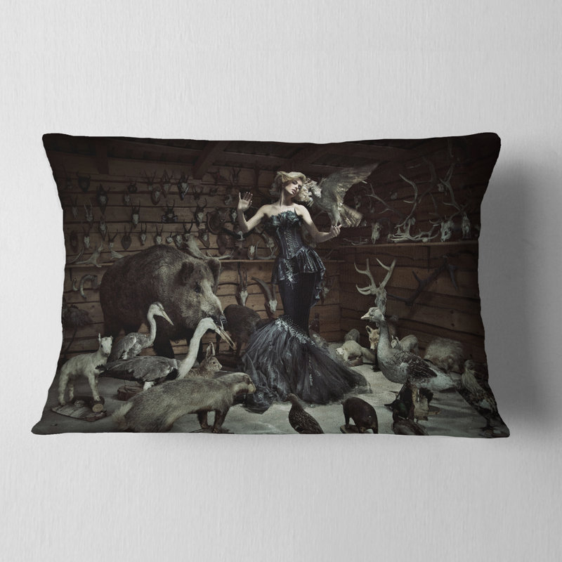 Coussin lombaire animal femme entre animaux sauvages