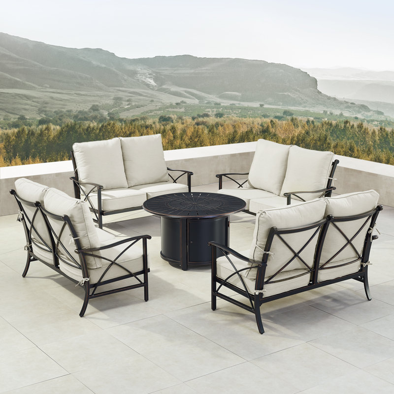 Ensemble de table de foyer en aluminium noir avec quatre causeuses profondes