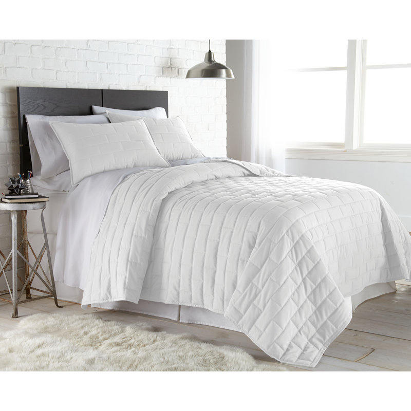 Vilano Bright White Full Microfiber Quilt Set