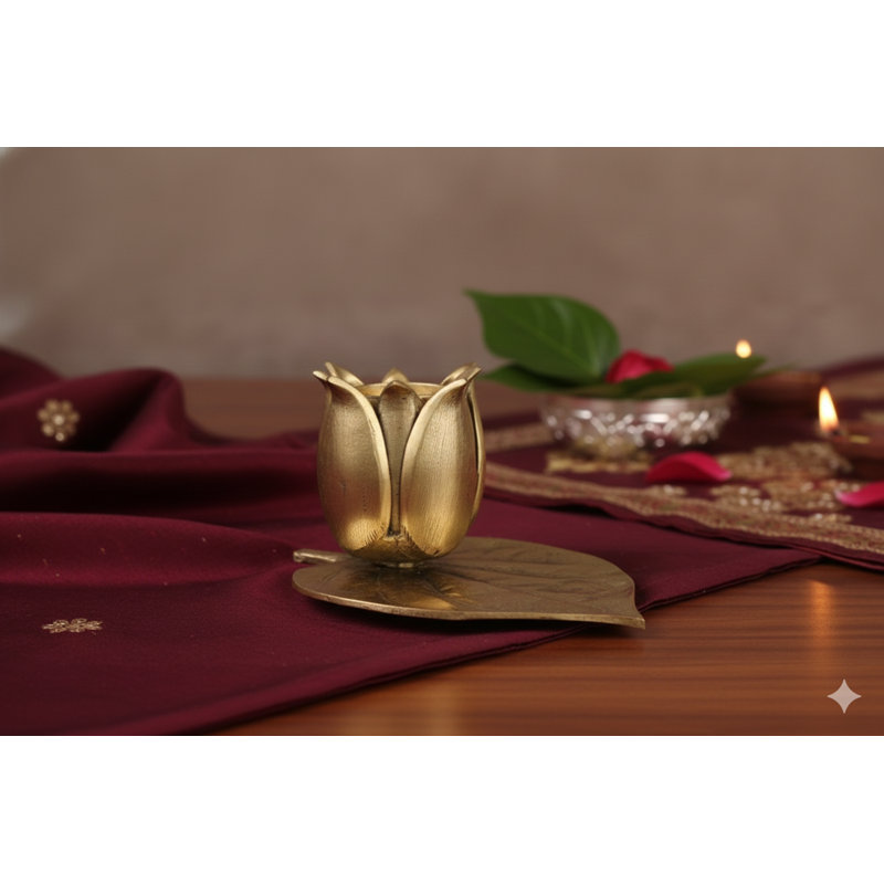 Porte-bougie en laiton en forme de fleur de lotus sur feuille de Bétel Paan Patta, décor spirituel fabriqué à la main pour la méditation d'autel de table