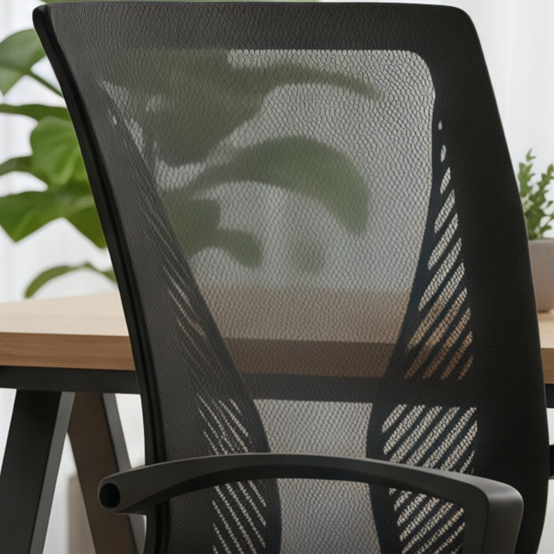Chaise ergonomique noire en filet avec dossier pivotant, soutien lombaire, hauteur réglable et accoudoirs.