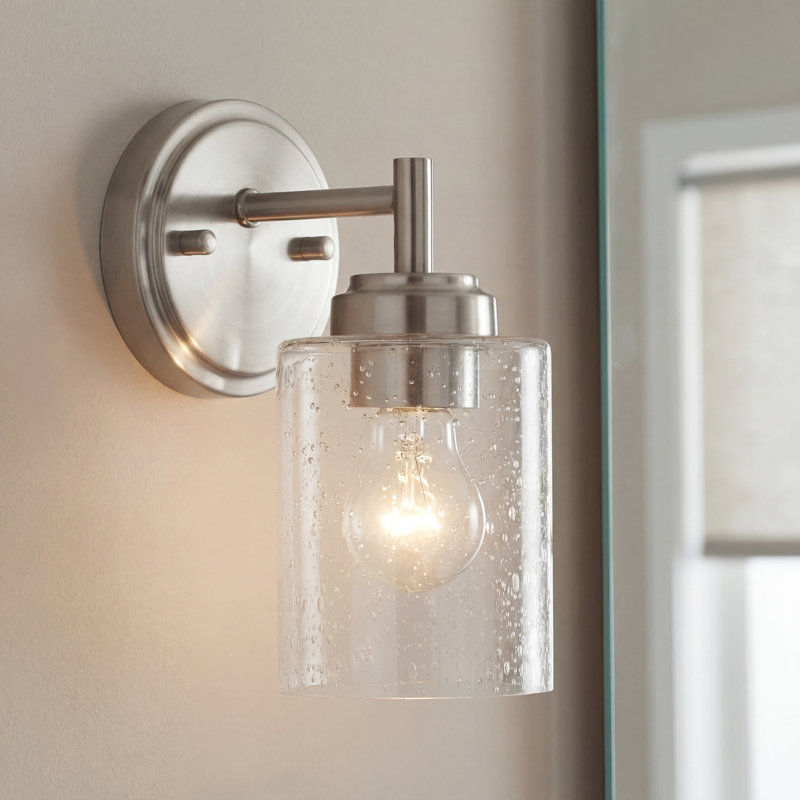 Applique murale de salle de bain Winslow en nickel brossé à une lumière avec abat-jour en verre bullé, Nickel brossé
