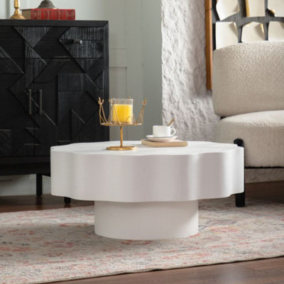 Table basse festonnée blanche: forme unique à bord ondulé, pièce centrale élégante pour les espaces élégants.