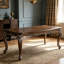 Table de salle à manger rectangulaire extensible Latisha Vintage 80-96 po – Finition chêne antique avec garniture argentée appliquée à la main, pieds et ceinture sculptés de motifs floraux, avec rallonge – Table de salle à manger pour la maison