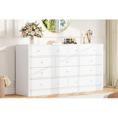 Commode moderne à 12 tiroirs pour chambre à coucher, en MDF et panneaux de particules blancs. Coffret de rangement avec prise électrique intégrée. Tiroirs profonds et grand plateau pour vêtements, linge de maison et organisation d'entrée.