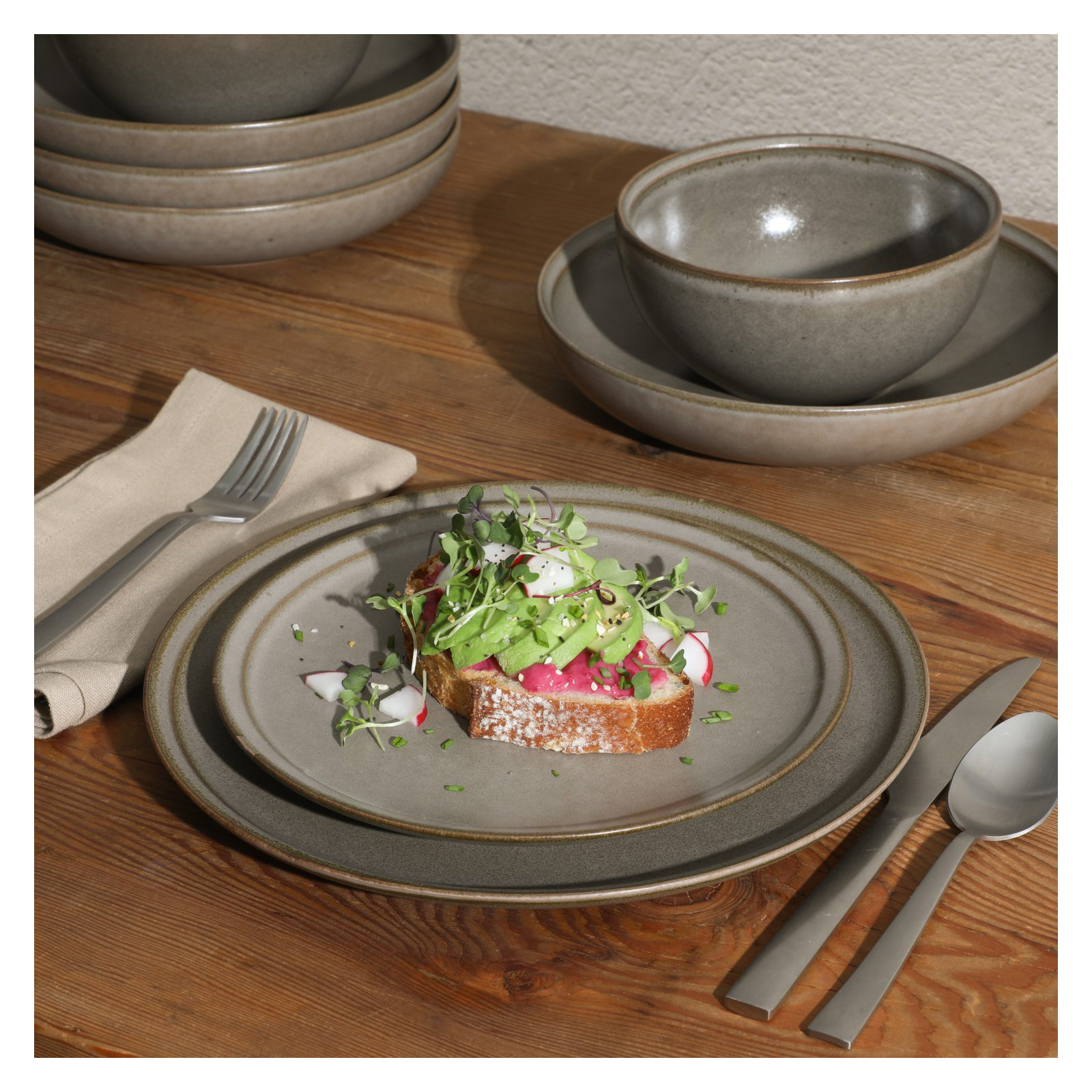 Gibson Elite Beckett Stoneware Reactive Glaze 16 Piece Plates and Bowls Dinnerware Set, Gray