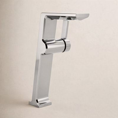 Pivotal® Single-Hole Faucet with Diamond™ Seal