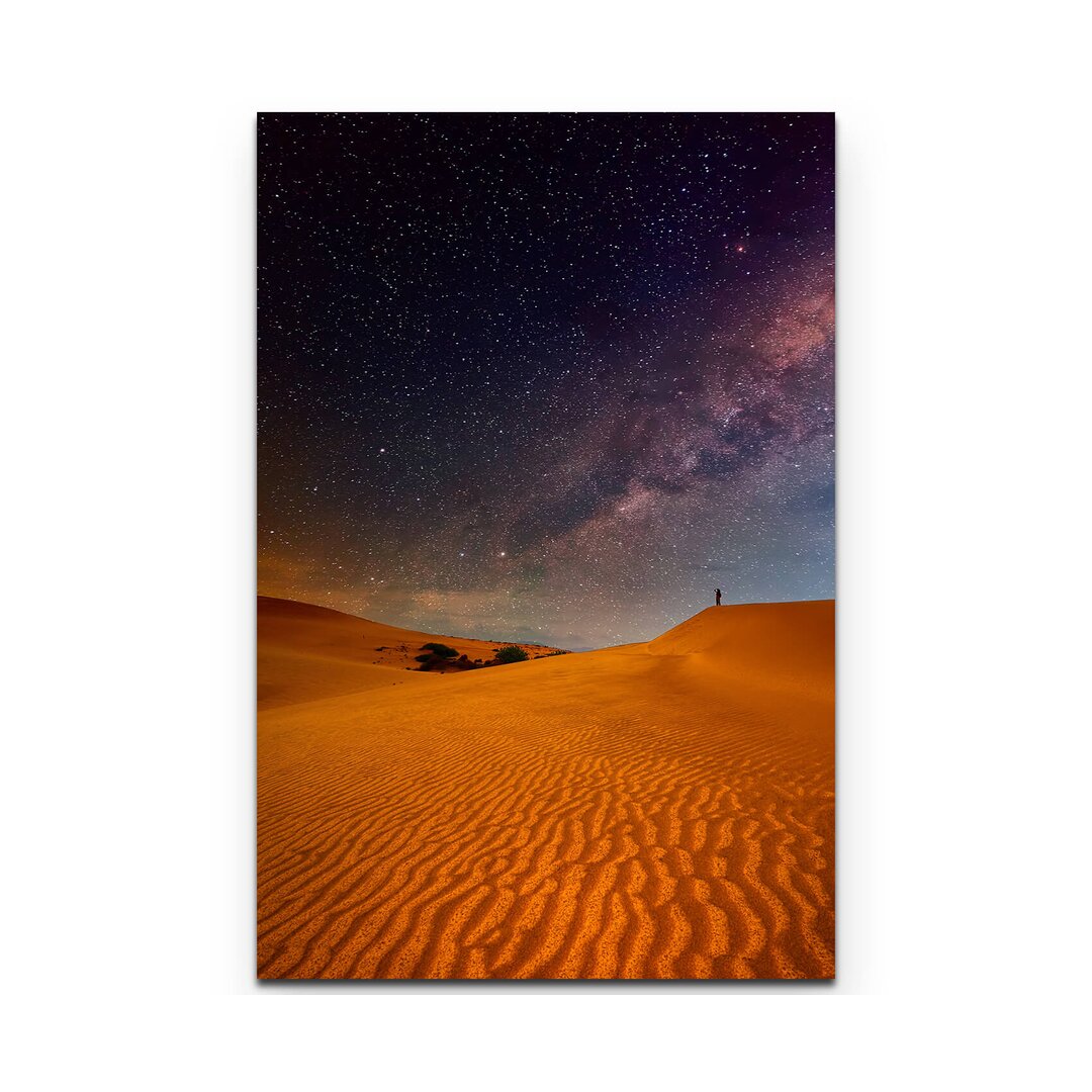 Leinwandbild Tourist in der Wüste bei Nacht