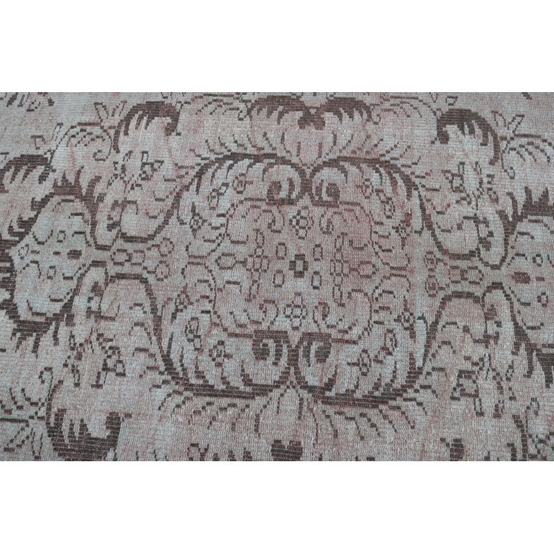 Tapis turc rétro tissé à la main avec un motif floral neutre pour une ambiance bohème de bon goût