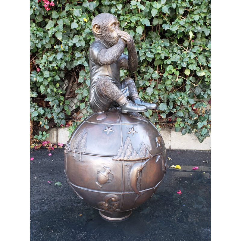 Statue en bronze d'un singe sur une boule ornée - Taille: L 23 po x l 23 po x H 44 po.