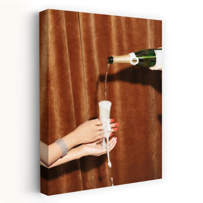 «Overflowing Champagne Hands», impression murale contemporaine élégante