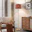 Lampe sur pied 62,5 "en faux bois avec abat-jour en rotin Farmhouse