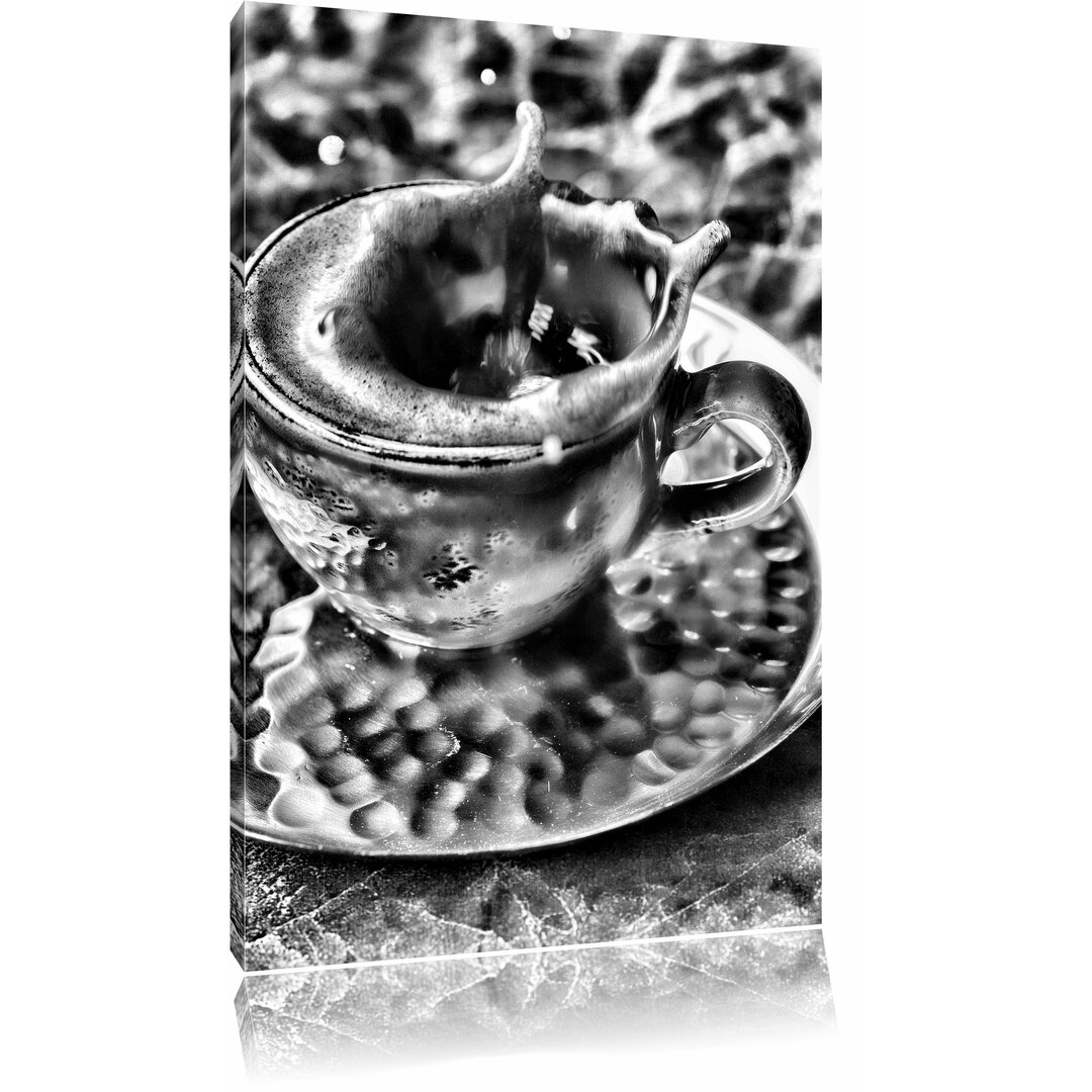 Leinwandbild Kaffee spritzt aus Tasse in Monochrom