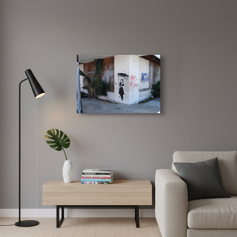 «Girl with Umbrella», art mural sur toile