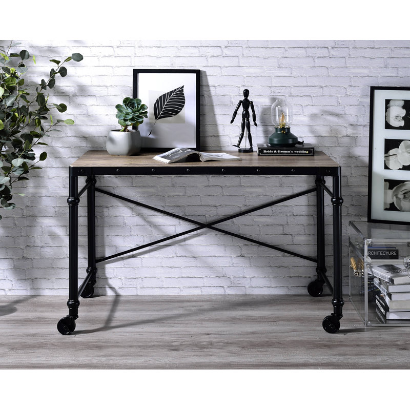 Bureau Oklarth en chêne rustique et finition noire, de style industriel avec des matériaux durables et une conception mobile pour des espaces de travail flexibles.