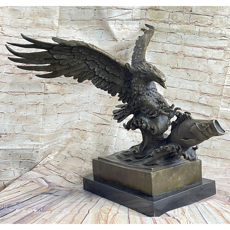 Sculpture très grand aigle américain ramassant un poisson de l'océan par Milo