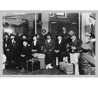 «Immigrant Men Sitting at Ellis Island», reproduction de photo
