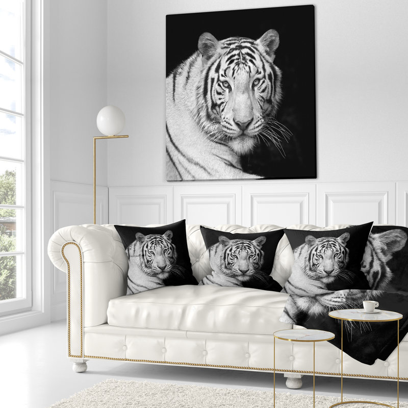 Tigre blanc du Bengale regardant fixement - Coussin imprimé animal, 18 po x 18 po, Coussin décoratif