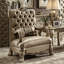Fauteuil d'appoint vintage orné en bois massif sculpté, fauteuil ancien champagne à dossier haut avec capitonnage à boutons et garniture cloutée