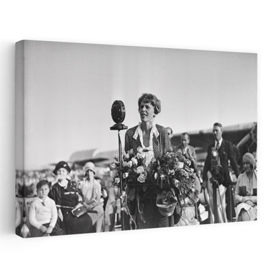 1920 s 1929 Aviateur Aviatrix Amelia Earhart parlant à la foule tenant un bouquet de fleurs, rétro, rétro, portrait, art mural