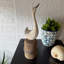 Figurine de cygne en bois blanc vieilli, de style marin côtier, posée sur un pieu de quai, hauteur 27,3 cm (10,75 pouces).-965206571