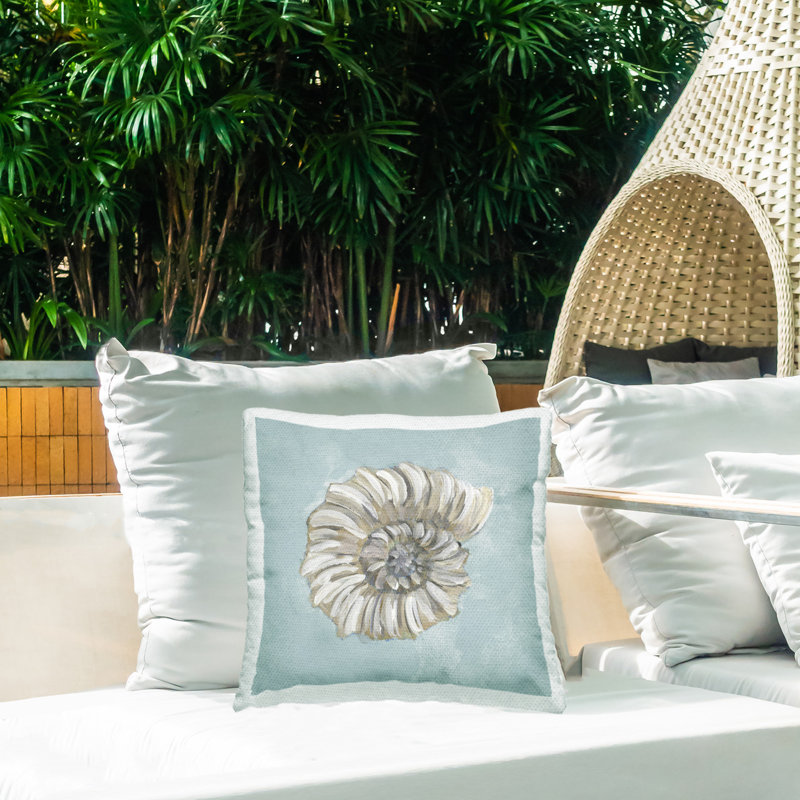Coussin décoratif extérieur neutre imprimé coquillages Nautilus par Julie Derice