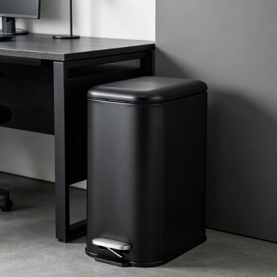 Poubelle compacte 1,3 gallons avec couvercle visible