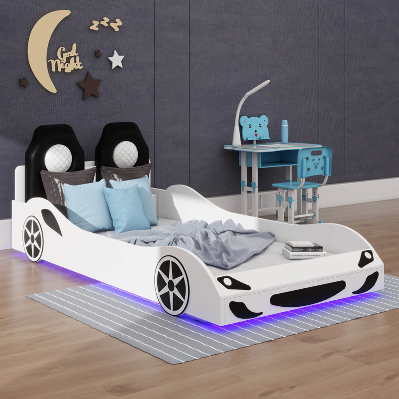 Un lit plateforme simple en bois conçu sous la forme d'une voiture de course, équipé de lumières DEL, Blanc