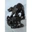 Statue de poisson attrapant Nifao en aluminium avec détail de roche de rivière - sculpture réaliste de la faune, finition bronze, 25 po x 15 po x H 22 po