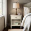 Crème antique, conception d'inspiration française, table de chevet, option de rangement ouvert, 1 tiroir, tablette, finition naturelle, détails en brosse métallique, tiroirs pleine extension, assemblage des pieds, placage de bois, contreplaqué, pieds solides-684133870
