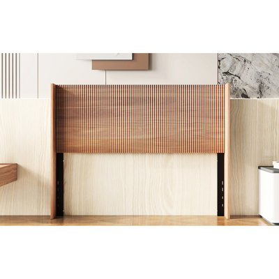 Chic tête de lit pour grand lit, chêne doré, en bois synthétique et structure en acier de taille élégante en bois avec des flûtes convexes au design sophistiqué