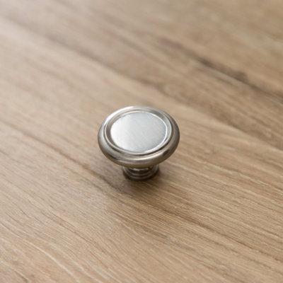 Poignée ronde Berkshire - Bouton d'armoire de 1 1/2 po de diamètre en nickel satiné - Quincaillerie de ferme pour tiroirs et armoires