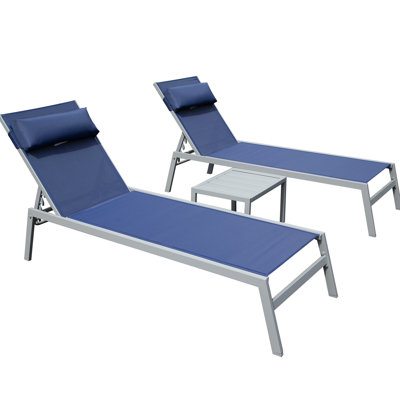 3 chaises de patio: chaises de piscine en aluminium bleu marine avec table d'appoint. Fauteuil inclinable d'extérieur réglable pour une détente et un confort accrus. Matériau. Cadre rouillé. 5 niveaux d'inclinaison Espace