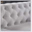Canapé Chesterfield en tissu de lin beige avec un design classique et des sièges confortables, parfait pour les salons élégants