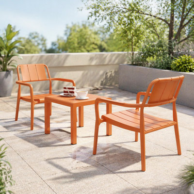 Ensemble d'été 2 pièces : chaises une place + table basse en polypropylène – Mobilier polyvalent intérieur/extérieur pour salon, balcon, plage (chaises livrées montées, table facile à assembler) – Couleur : brun abricot