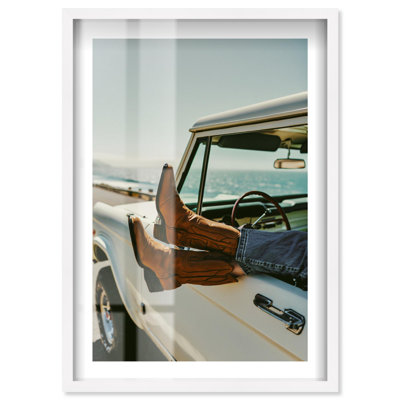 «Road Trip bottes II Shadowbox», reproduction de photo par Notoriart, cadre blanc, 10 x 15
