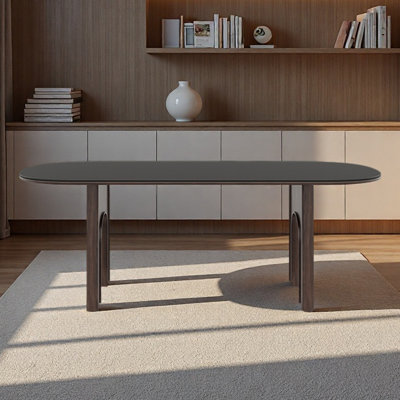Bureau en granit noir mat avec une forme elliptique