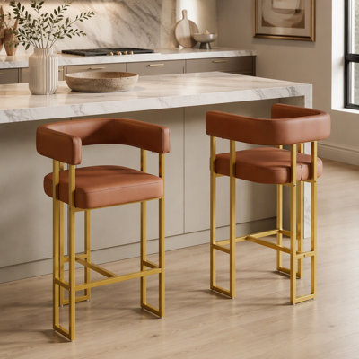 Ensemble de 2 tabourets de bar modernes à hauteur de comptoir, tabourets de bar rembourrés en cuir de polyuréthane avec dossier et repose-pieds, chaises d'îlot de cuisine de style Mid-Century de 26 po avec structure en acier au carbone doré mat pour bar maison, brun