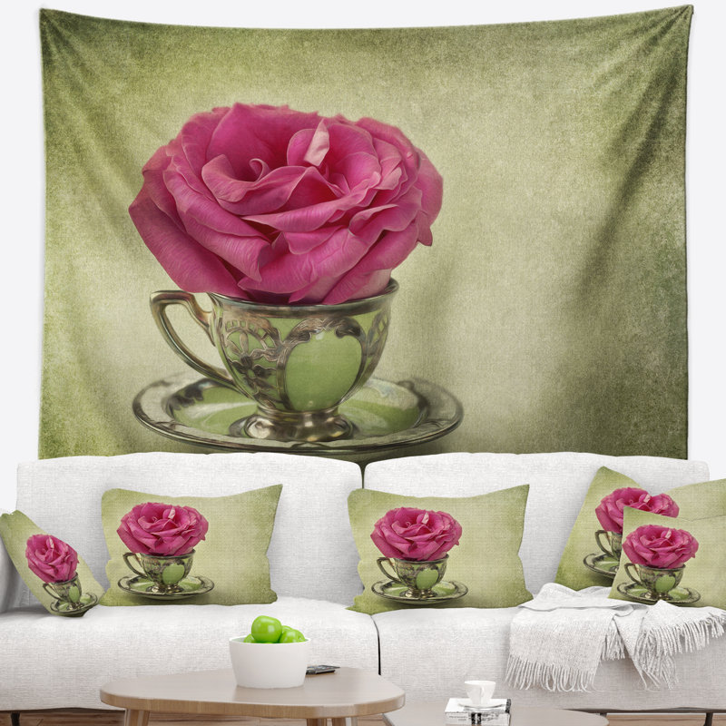 Tapisserie rose rouge dans une tasse et une soucoupe, H 78 po x l 92 po