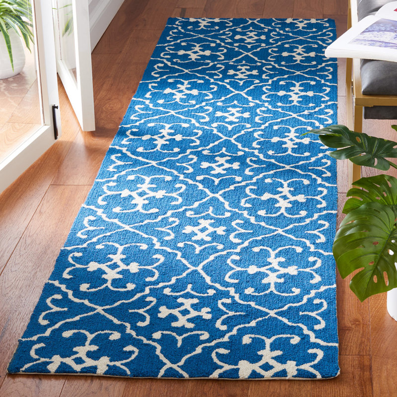 Tapis bleu crocheté à la main Westphalia, Tapis de couloir 2 pi 3 po x 8 pi