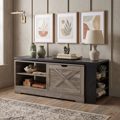 Table basse à plateau relevable Farmhouse avec portes de grange, plateau de table rotatif, prise de courant et armoire ouverte