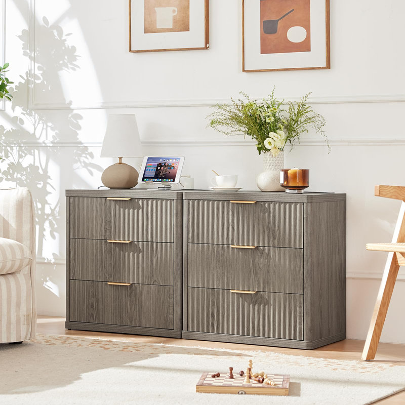 Ensemble de 3 meubles de chambre modernes en bois, comprenant une commode à 6 tiroirs (107 cm de hauteur) et une table de chevet à 3 tiroirs avec station de recharge.